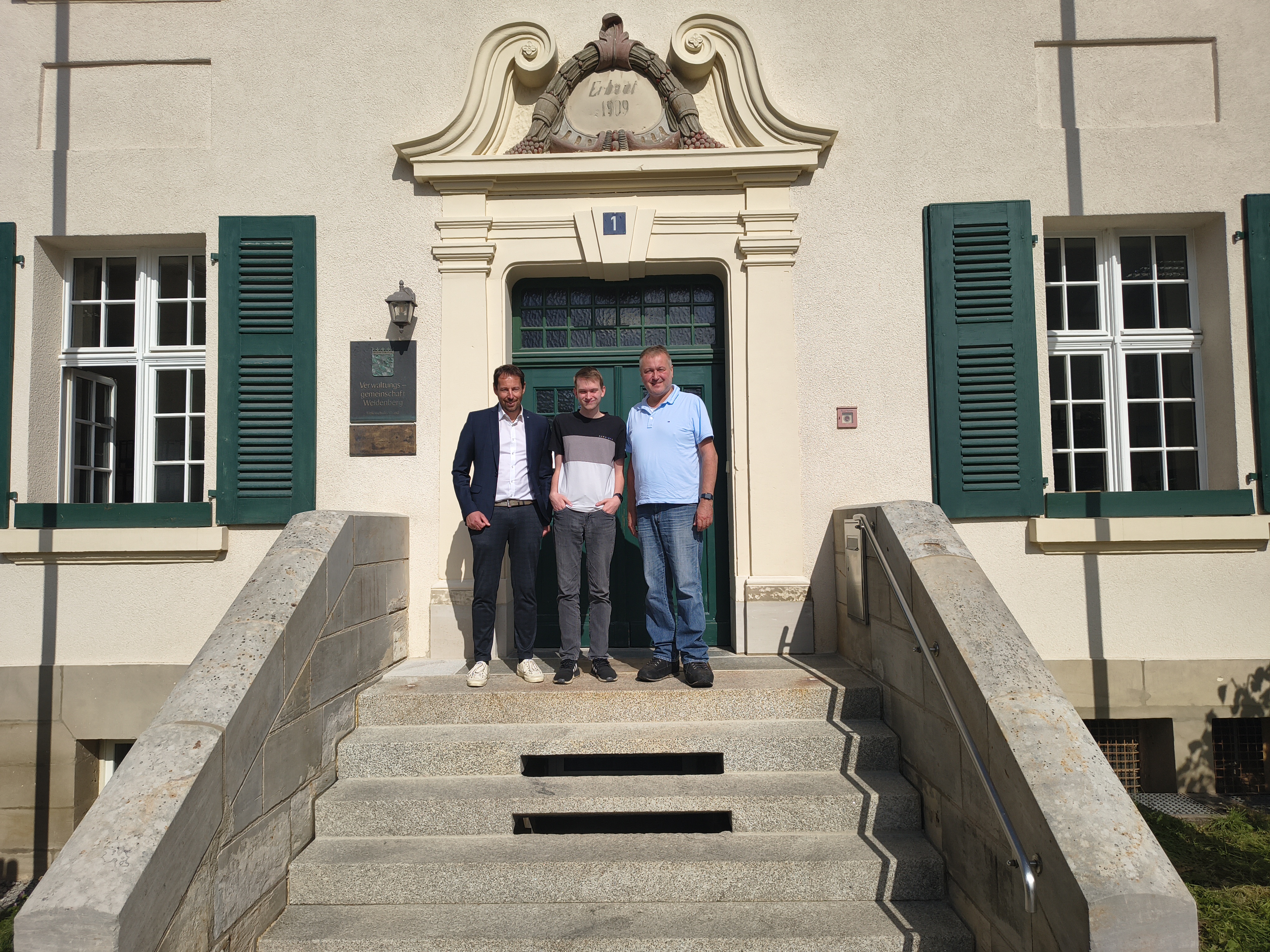 Matthias Böhner und Geschäftsstellenleiter Klaus Bauer begrüßten Maximilian Schneiderbanger