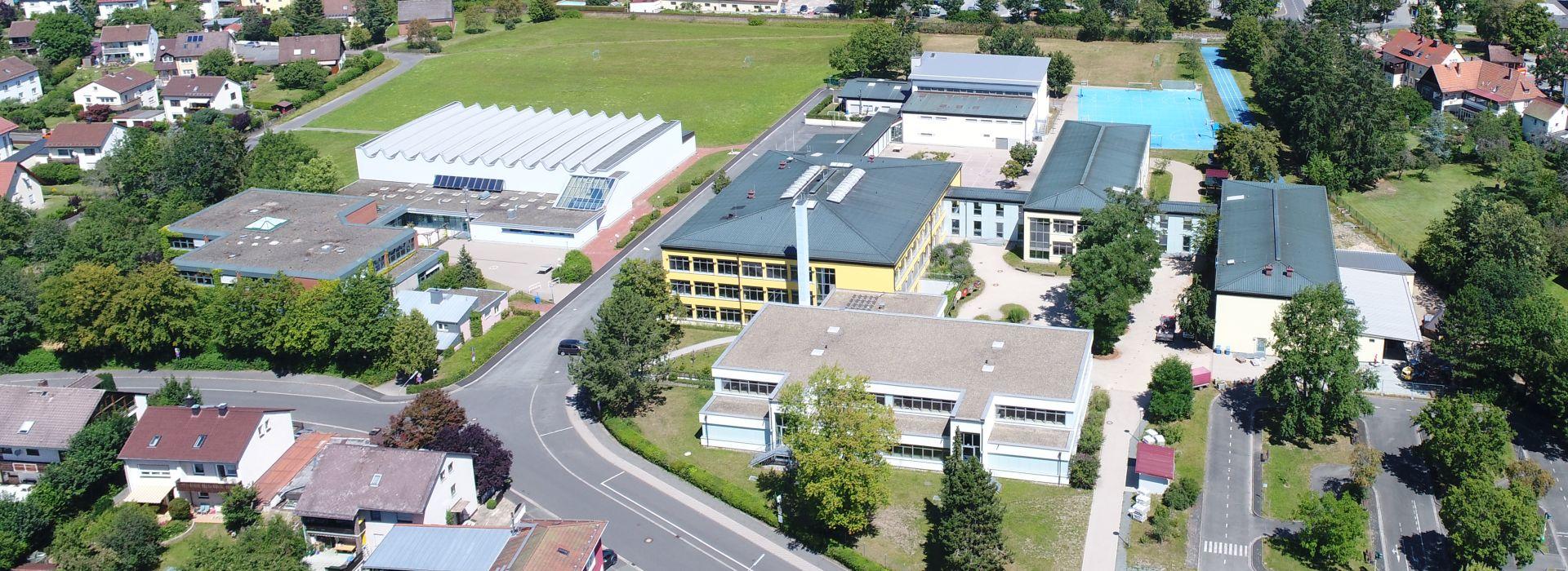 Blick auf die Schulen in Weidenberg 